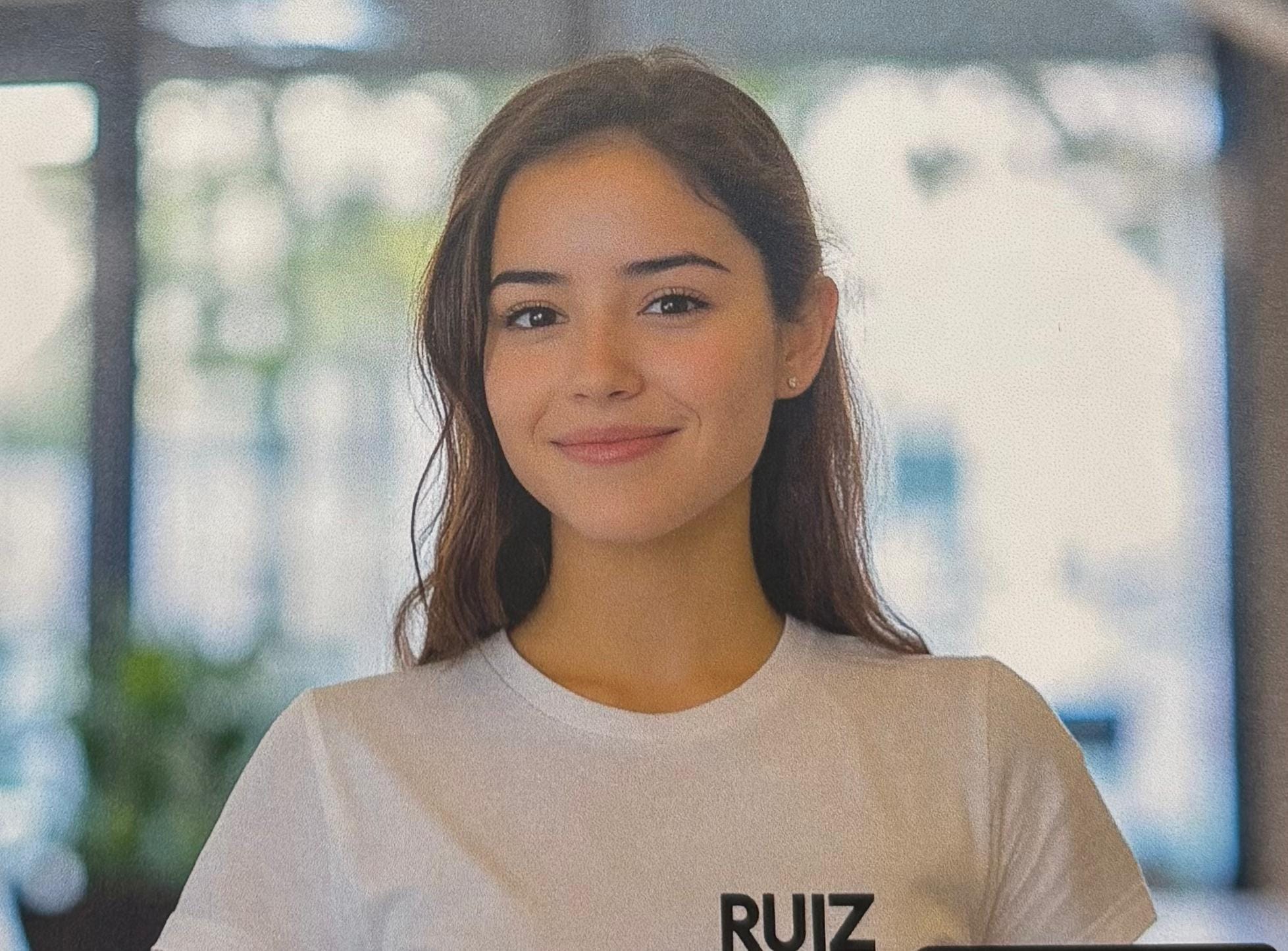 Festangestellte Reinigungskraft der Ruiz Gebäudereinigung bei der professionellen Büroreinigung in Hamburg